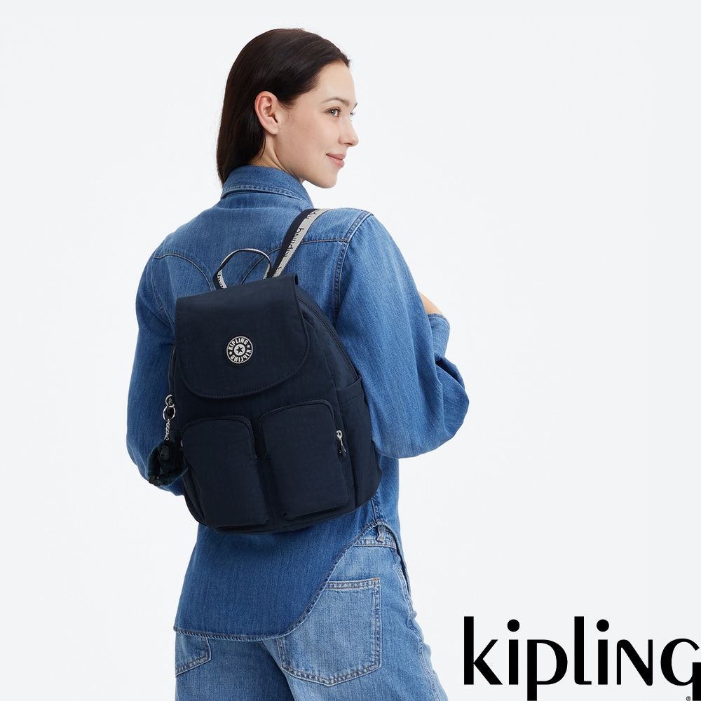 『猴子包』Kipling 藏藍黑白織帶掀蓋多袋收納後背包-CITY POCKET S