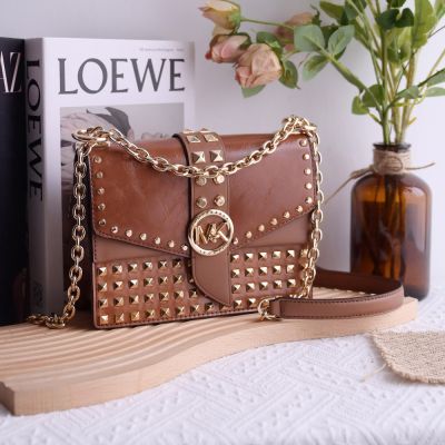 MICHAEL KORS Greenwich 金屬LOGO轉釦鉚釘翻蓋斜背鍊包(咖)