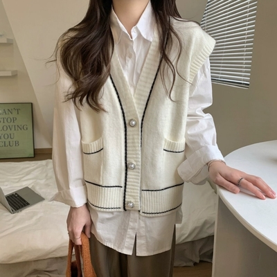 La Belleza名媛風V領螺紋條紋配色滾邊珠釦雙口袋毛料針織背心