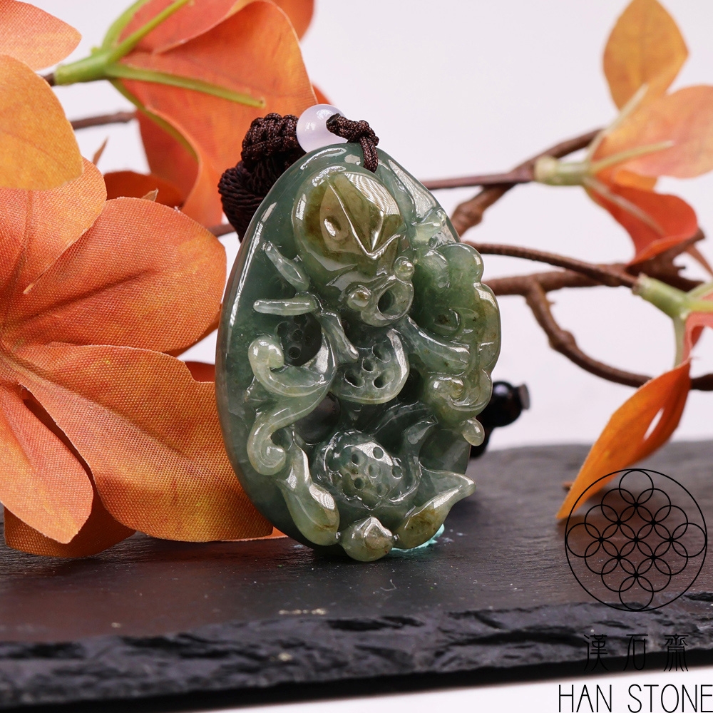 中國翡翠玉　三彩獅辟邪玉珮　根付　中国工芸品 猛虎 翡翠希少種 墨翠玉 K18WGバチカン ペンダントトップ 愛玉堂