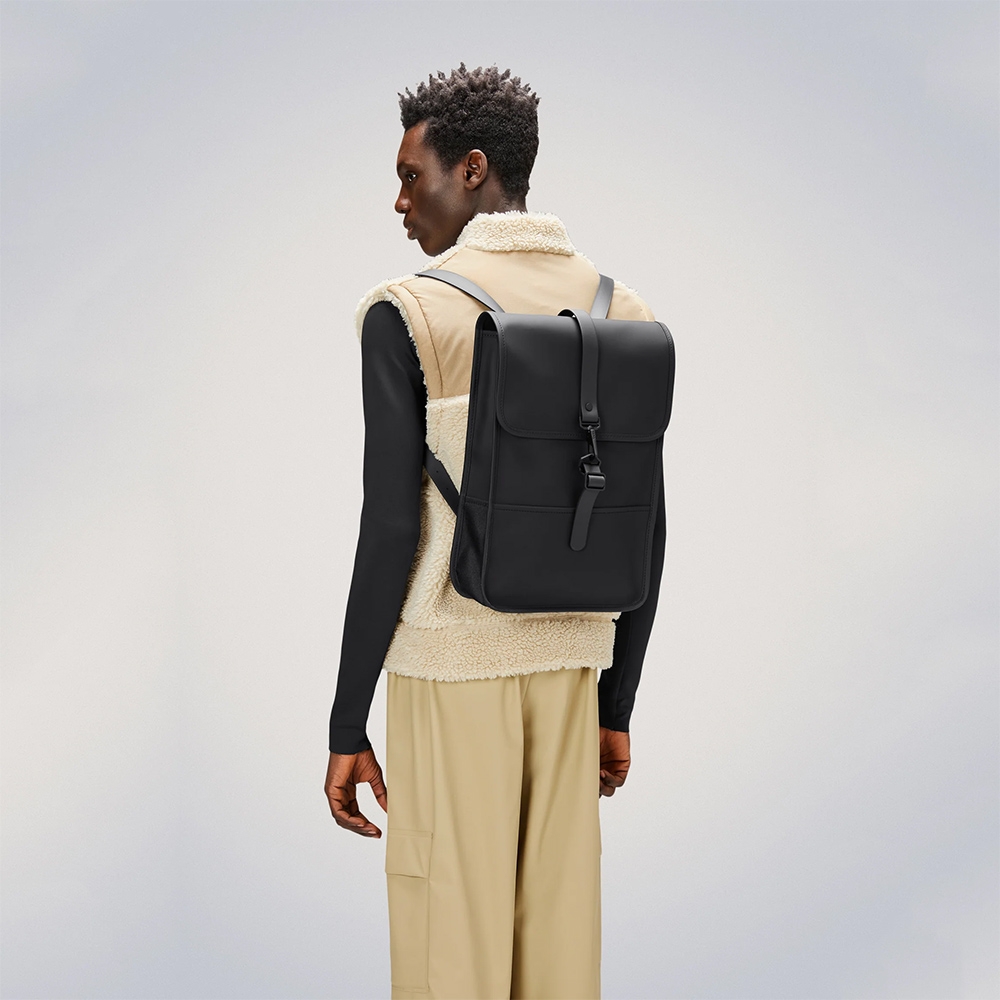 rains city backpack 穿搭 Rains® in Black for $165 title Rains穿搭篇! 穿上未來，走向今天： RAINS不僅僅是一個品牌，更是一種生活態度。其時尚設計融合了丹麥的簡約美學，讓你穿上未來，走向當下。 簡單俐落的駝沙色基本款防水日常後背包，配上秋冬新色金屬灰防風拉鍊連帽外套，簡單的造型卻又不失時尚感，更兼具防水實用