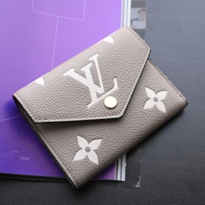 LOUIS VUITTON路易威登 LV M81861 VICTORINE 經典粒面壓花牛皮釦式零錢短夾(斑鳩灰)