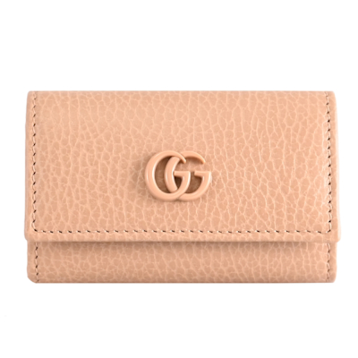 GUCCI古馳 GG Marmont 系列典雅隨身 6 孔扣式鑰匙包 GUCCI古馳 GG Marmont 系列典雅隨身 6 孔扣式鑰匙包,採用高階粉紅色系牛皮質製作,設計簡約大方,適合日常搭配使用。內含卡片層x4、鈔票層x1、拉鍊零錢層x1,並附贈防塵袋與紙盒,為您提供時尚與實用兼具的隨身小物收納解決方案。歐洲,品質保證,男女皆宜。