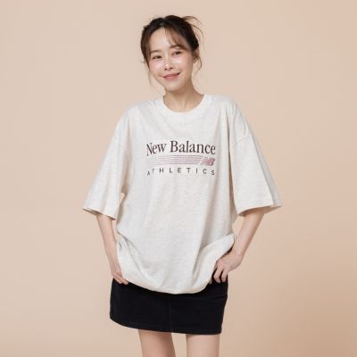【New Balance】復古Logo短袖上衣 女性 燕麥杏 WT6297MKLIT