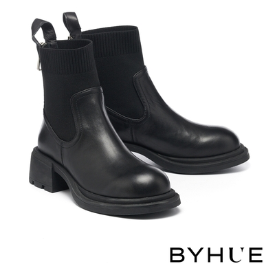 短靴 BYHUE 率性小牛皮彈力拼接純色軟芯切爾西厚底短靴-黑