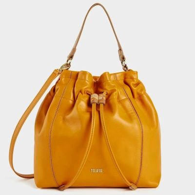 Alviero Martini 義大利地圖包 柔軟小牛皮水桶包26cm-薑黃色