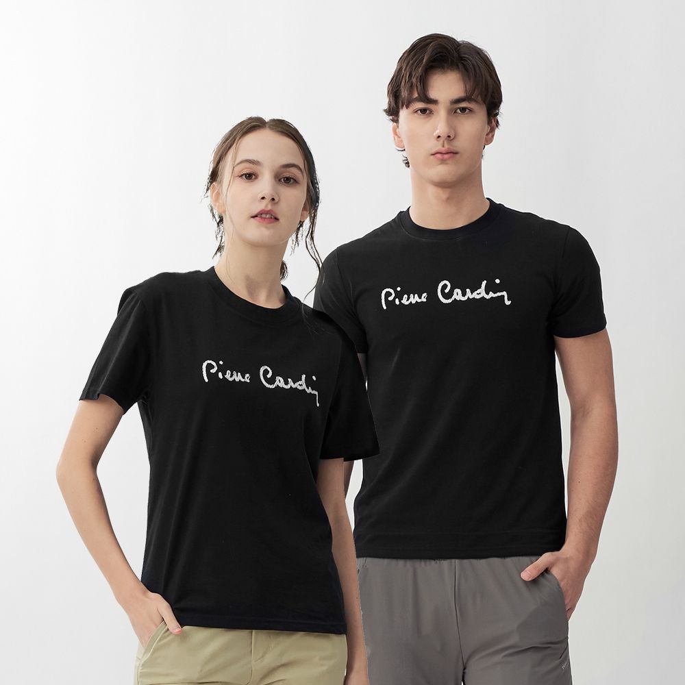 pierre cardin 皮爾卡登 男女同款 涼感英文草寫印花logo圓領短袖T恤(多色任選) (黑色系)