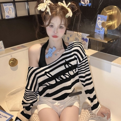 La Belleza圓領不收邊刺繡英文字橫條短版針織上衣加套脖針織背心兩件式