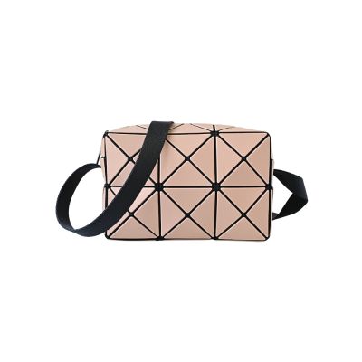 ISSEY MIYAKE 三宅一生 BAOBAO CUBOID 3X2 三角格斜背包 (裸粉色)