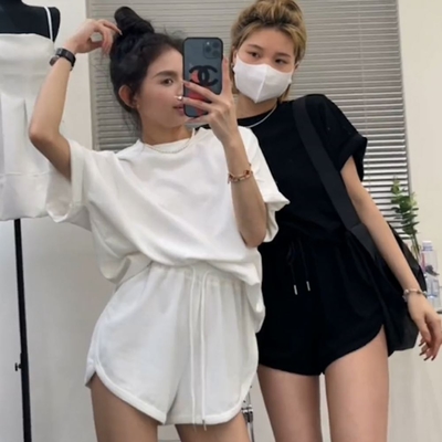 La Belleza圓領背後挖洞露背寬鬆T恤加鬆鬆腰闊腿短褲兩件式套裝