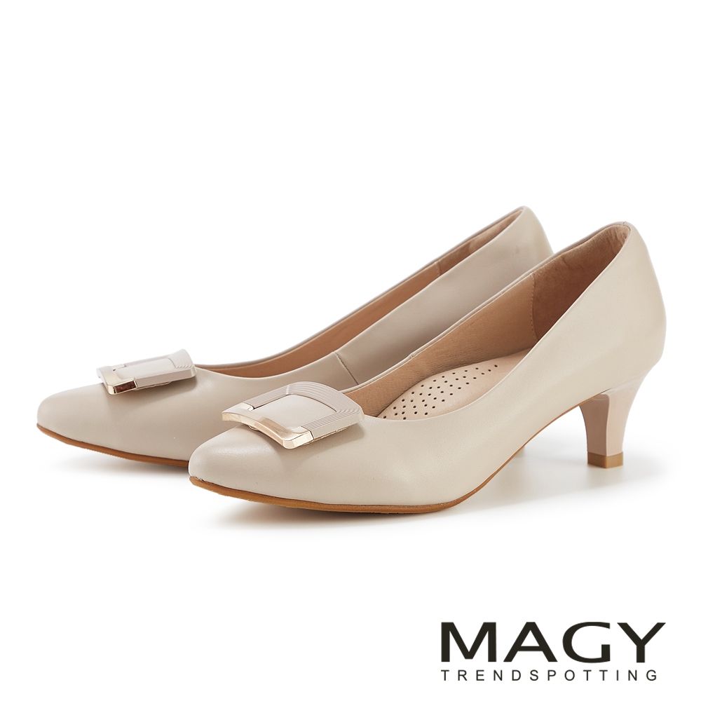 MAGY 質感方釦真皮尖頭中跟鞋 米色
