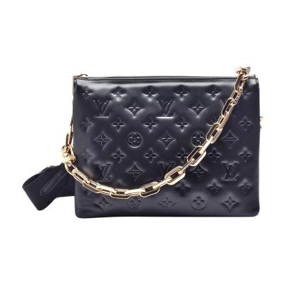 LOUIS VUITTON路易威登 LV M21260經典Coussin PM系列Monogram壓花圖案小羊皮肩背/斜背包(黑色)