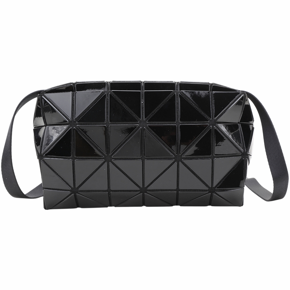ISSEY MIYAKE 三宅一生 BAOBAO CARTON 4x6 亮面幾何斜背枕頭包(黑色)