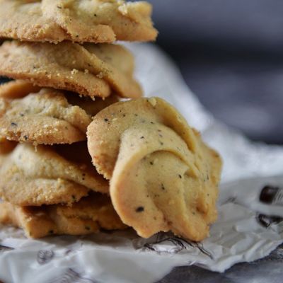 【春節捐餅】Happy pie 鐵盒餅乾 芝麻堅果曲奇餅乾*1盒捐贈給失親兒基金會(240g/盒) (公益) 2/10前統一捐贈寄出