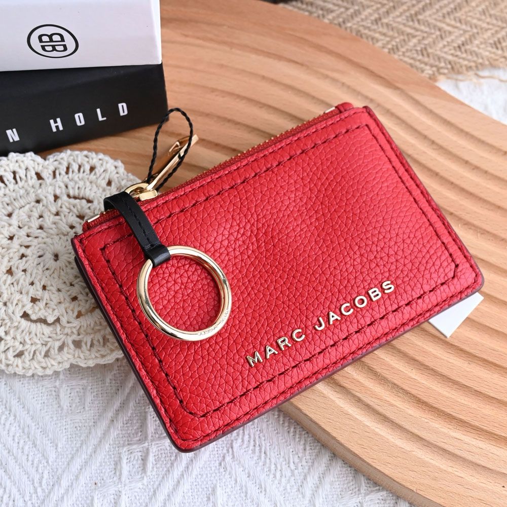 MARC JACOBS 金屬LOGO 3卡荔枝皮革鑰匙吊環零錢包(淡紅)