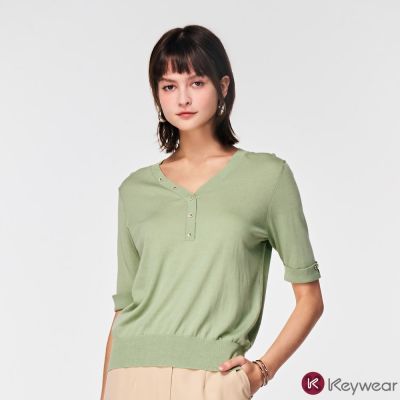KeyWear奇威名品 V領經典款式針織上衣-淺綠色