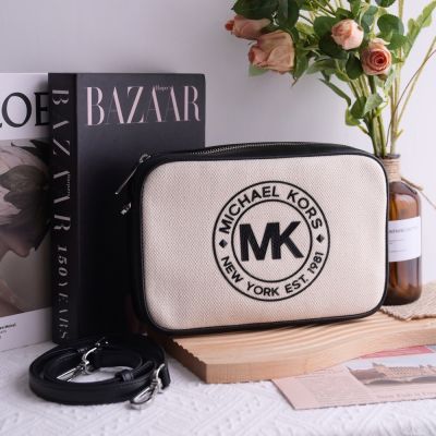 MICHAEL KORS FULTON SPORT復古徽章斜背包(白/黑)