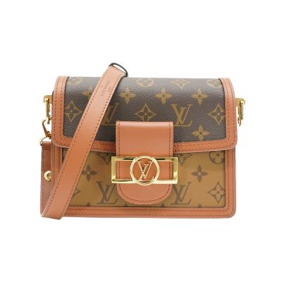 LV LOUIS VUITTON路易威登 M45959 MINI DAUPHINE 系列帆 Reverse 皮革飾邊帆布肩 / 斜背包 LV LOUIS VUITTON 路易威登 M45959 MINI DAUPHINE 系列帆 Reverse 皮革飾邊斜揹包,採用咖啡色系牛皮與帆布製成,設計簡約時尚,適合女性日常使用。內附原廠防塵套,背帶長度可調,提供2個內部夾層與1個內袋,輕便實用。