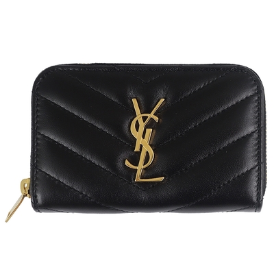 YSL Saint Laurent聖羅蘭 MONOGRAM 黑色 V 型縫線珍珠紋牛皮金字拉鍊短夾 YSL Saint Laurent聖羅蘭 MONOGRAM 黑色 V型縫線珍珠紋牛皮短夾,外層為黑色牛皮,並以金色拉鍊裝飾,內層為牛皮與帆布組合,擁有6個內夾層與1個內袋,適合日常攜帶與儲存檔案。開口方式為釦式,並附原廠紙盒與品牌小卡,無保卡與紙袋。尺寸為長12cm、寬4cm、高9cm,產地為義大利,為商品,男女皆適用。