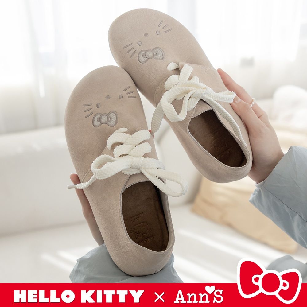 Ann’S X Sanrio三麗鷗 HELLO KITTY 聯名 大臉刺繡 軟綿加寬版 可兩穿真皮牛麂皮饅頭鞋2cm-杏
