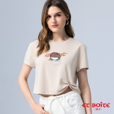 BLUE WAY ET BOiTE 箱子 – 下擺造型LIZ印花短版短TEE(淺卡其)