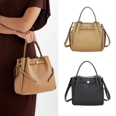 TORY BURCH Romy 鈕扣金屬標誌 荔紋牛皮扣帶 手提/斜背水桶包(2色)