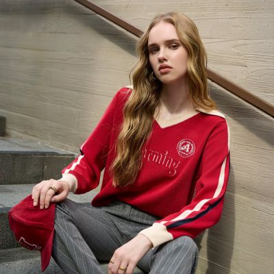 ILEY伊蕾 V領撞色美式徽章針織上衣(紅；M-XL)