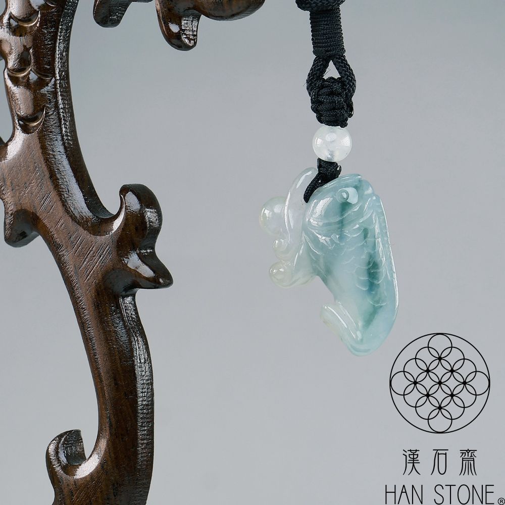 漢石齋】天然翡翠A貨小鯉魚吐瑞玉佩吊墜冰糯種飄花(29*21*9mm) | 漢石