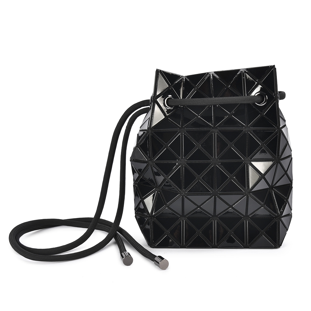 ISSEY MIYAKE 三宅一生BAOBAO WRING 6x4 亮面斜背抽繩水桶包-黑色