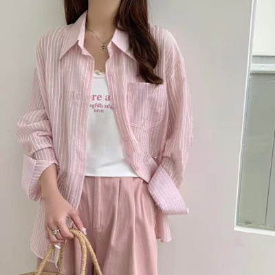 La Belleza休閒風超仙防曬外搭光澤感條紋開釦襯衫+蕾絲英文字吊帶背心兩件式