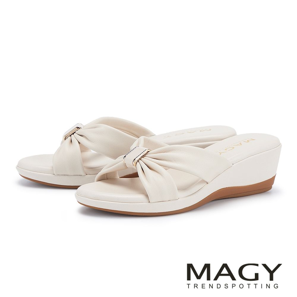 MAGY 抓皺真皮金屬飾扣楔型拖鞋 白色