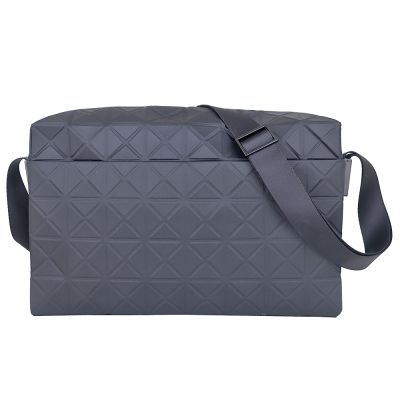 ISSEY MIYAKE 三宅一生 BAOBAO 黑色布面三角格5x8大斜背包