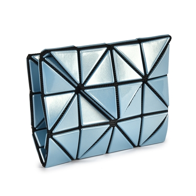 ISSEY MIYAKE 三宅一生BAOBAO 亮面方格3x4信封式雙折壓扣證件零錢夾-天藍色