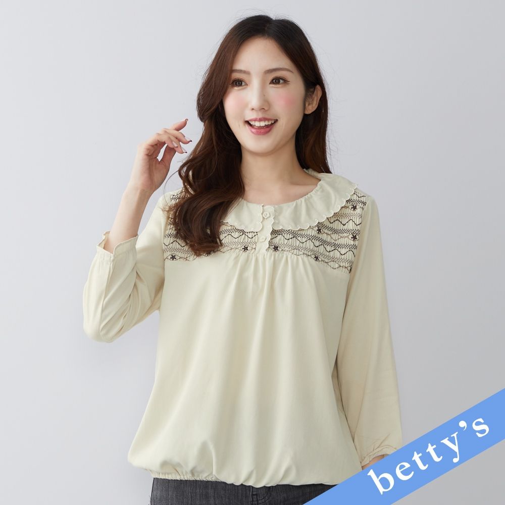 betty’s貝蒂思　胸前壓褶手繡荷葉邊翻領上衣(米白) (米白)