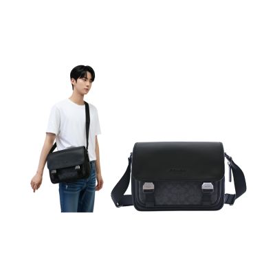 COACH黑色素面皮革拼接碳黑C LOGO PVC翻蓋斜背郵差包男包