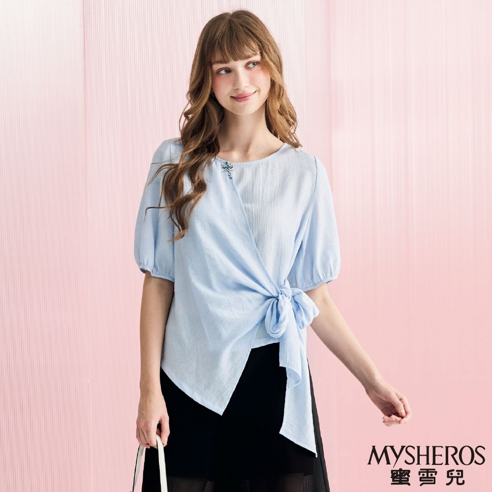 【MYSHEROS蜜雪兒】藍色素面閃鑽交錯扭結設計上衣-水藍