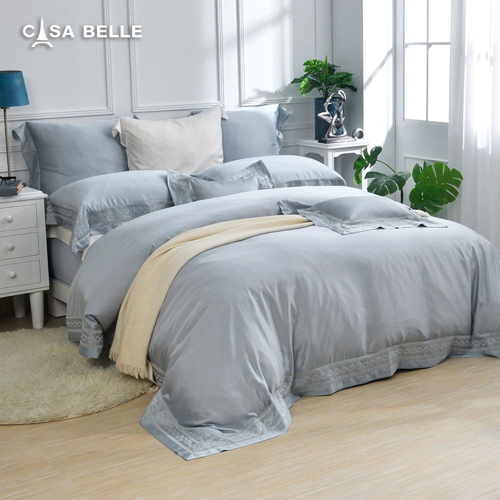 【Great Living格蕾寢飾】法國CASA BELLE 靜葉如詩 加大天絲刺繡蠶絲蛋白防蹣抗菌吸濕排汗兩用被床包組-藍色