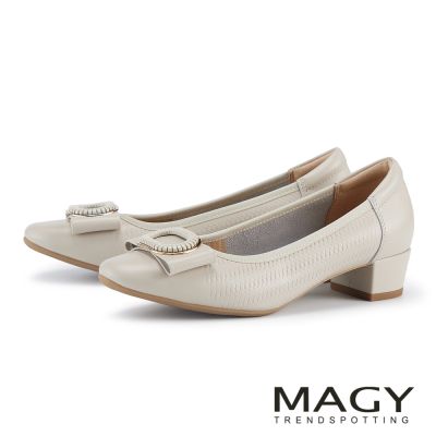 MAGY 氣質拼接牛皮圓飾釦低跟鞋 米白