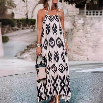 MOCO歐美渡假風細肩套脖時尚幾何印花過膝露肩無袖削肩寬鬆長洋裝S~XL