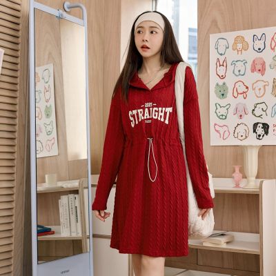 OB嚴選-立體織紋POLO領印花連帽洋裝《DA10600-》