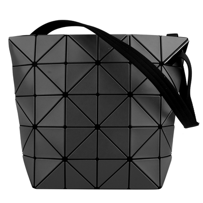 ISSEY MIYAKE  BAOBAO 幾何方格5x6皮質斜背扁包(霧鐵灰)