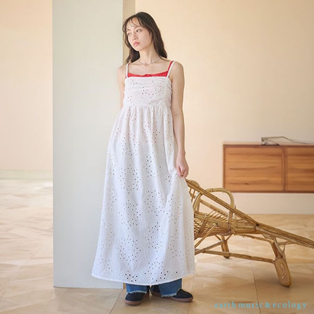 earth music 鏤空刺繡純棉平口吊帶洋裝