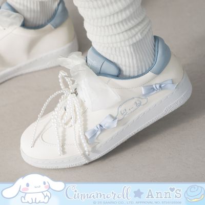 Ann’S X Sanrio三麗鷗 大耳狗喜拿聯名 雲朵協奏曲 夢幻緞面小蝴蝶結 綁帶休閒鞋3cm-白