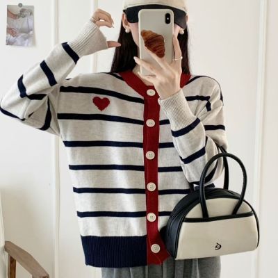 La Belleza圓領撞色滾邊配色橫條愛心排釦針織毛衣外套