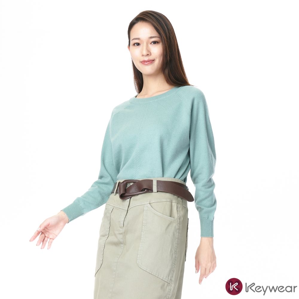 KeyWear奇威名品 船型領小開岔長袖上衣-淺綠色