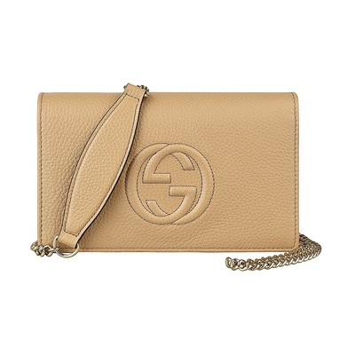GUCCI古馳 SOHO 雙 G 牛皮可拆鍊帶手拿肩背包 GUCCI古馳 SOHO雙G牛皮可拆鍊帶手拿肩揹包,裸色系設計,適合女性使用。外層為高質感牛皮,內層為帆布,搭配原廠紙盒與防塵袋。尺寸為長20cm、寬4cm、高12.5cm,背帶長度132cm(不可調),開口方式為釦式,無內部與外部夾層,無外袋與內袋,不附底珠,無法放入A4檔案。