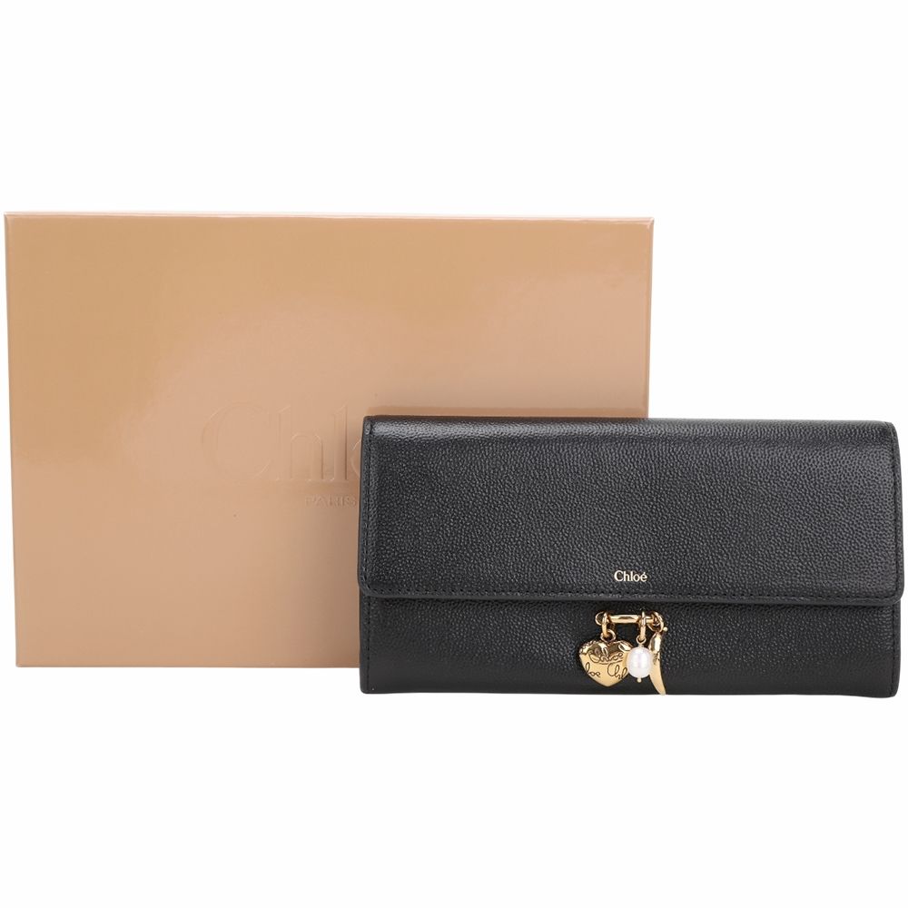 CHLOE 蔻依Charms 粒面小牛皮珍珠愛心吊飾翻蓋長夾(黑色) | 歐系精品包/配件| Yahoo購物中心