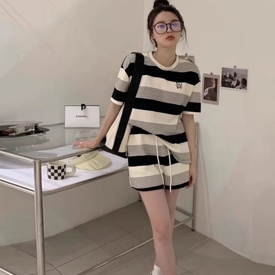 La Belleza圓領粗細橫條小貓刺繡針織上衣加鬆緊腰抽繩針織五分褲兩件式