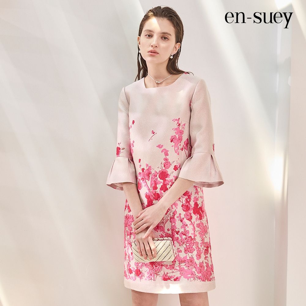 【en-suey 銀穗】微奢緹花袖荷葉禮服洋裝 (桃紅色)