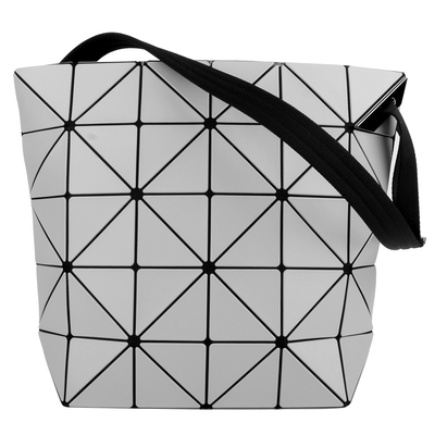 ISSEY MIYAKE  BAOBAO 幾何大方格5x6皮質斜背扁包(霧灰白)
